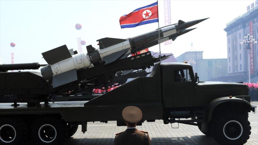Misiles norcoreanos se exhiben durante un desfile militar en la ciudad capitalina de Pyongyang.