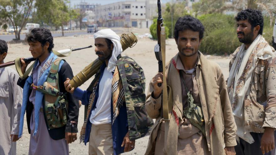 Combatientes del movimiento popular Ansarolá en la ciudad de Adén, en el sur de Yemen.