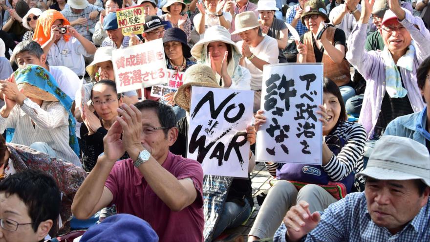 Japoneses protestan contra la polémica reubicación de una base militar de EE.UU. dentro de la isla de Okinawa. 23 de septiembre de 2015