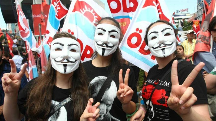 Ciudadanos turcos llevan máscara por la cual se conoce a los hackers de Anonymous, durante las marchas antigubernamentales en la plaza Taksim de la ciudad de Estambul en 2013.