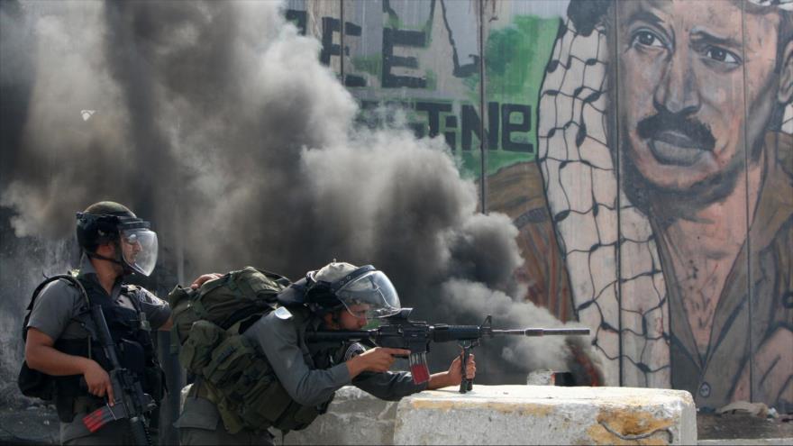Soldados israelíes disparan contra manifestantes palestinos en Ramalá, en Cisjordania.