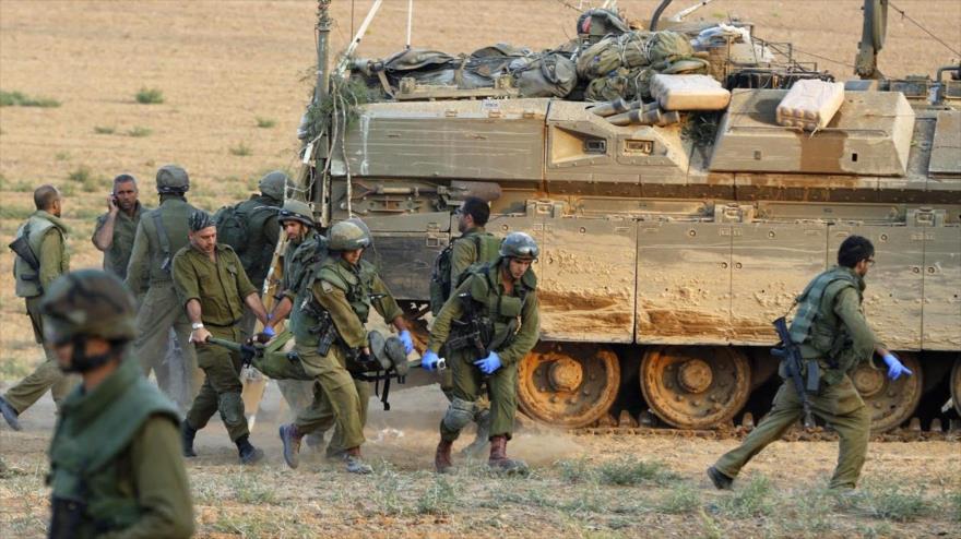 Soldados israelíes portan a un militar herido durante la guerra en Gaza.