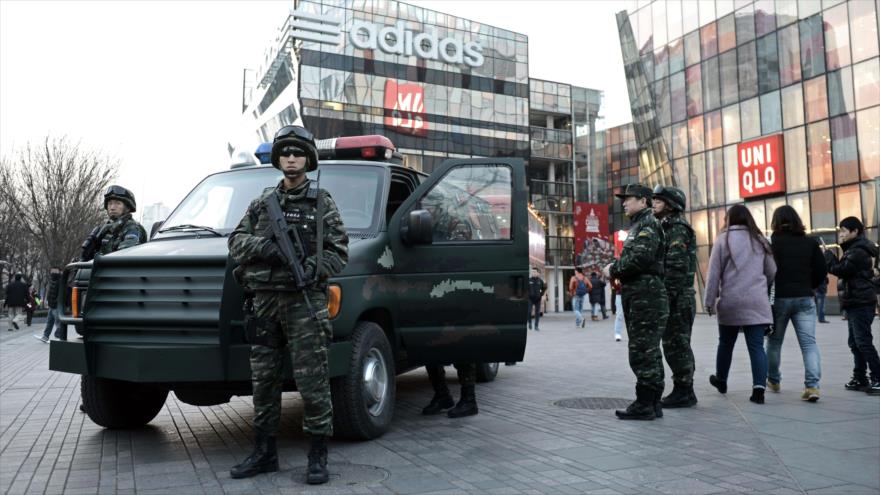 Soldados chinos desplegados en el distrito Sanlitun, en Pekín, la capital, donde podría ser objeto de ataques terroristas, 23 de diciembre de 2015.