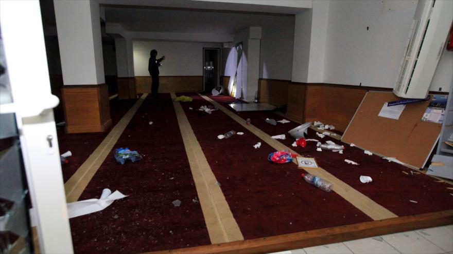 Una sala de oración musulmana devastada en Ajaccio, capital de la isla francesa de Córcega, después de que vándalos intentasen destruirla y quemar copias del Corán, libro sagrado del Islam, cerca de un barrio donde dos bomberos y un policía resultaron heridos ayer por un grupo de encapuchados, 25 de diciembre de 2015.