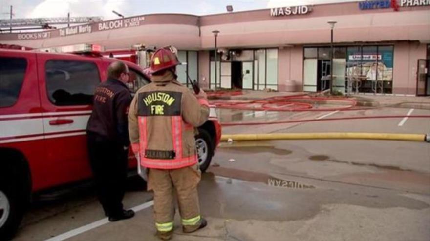 Ochenta bomberos llegan al lugar donde ocurrió un incendio, presuntamente provocado, en Texas, sur de EE.UU. 25 de diciembre de 2015