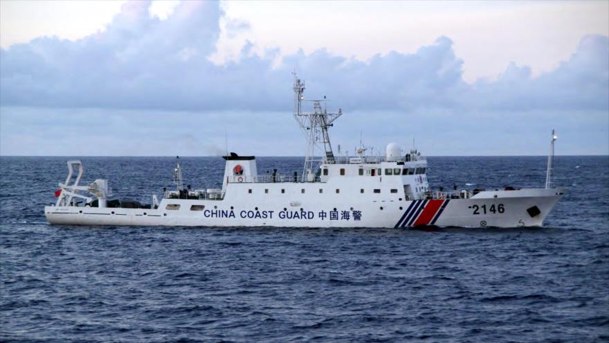 Buque de la guardia costera china navega cerca de las islas disputadas con Japón.