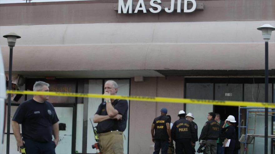 Fuerzas de seguridad desplegadas frente a la mezquita de Masjid en Houston (sur de EE.UU.) tras un incendio presuntamente provocado. 25 de diciembre de 2015