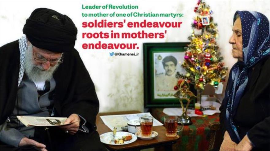 El Líder de la Revolución Islámica de Irán, el ayatolá Seyed Ali Jameni, durante una visita en la Navidad a la madre de un mártir cristiano.