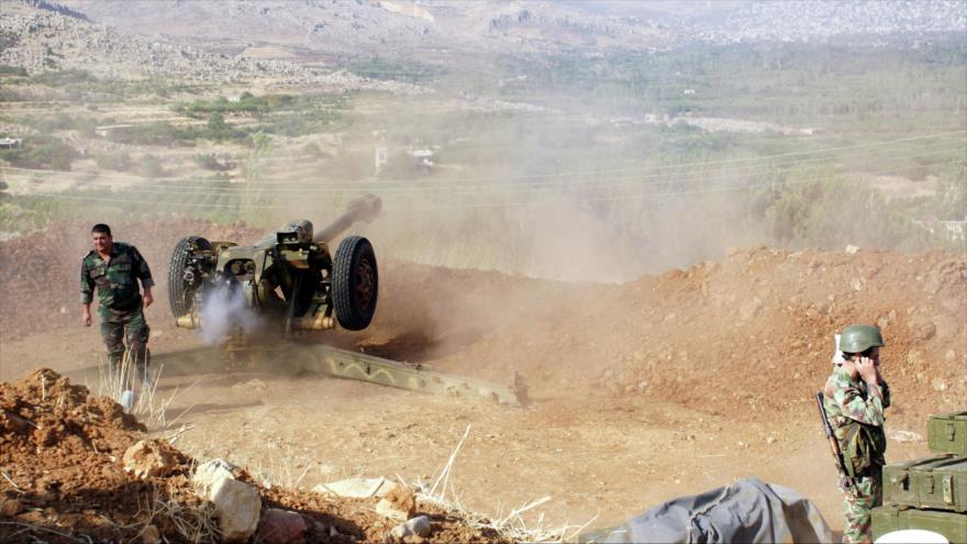 Soldados sirios abren fuego de artillería contra posiciones del grupo terrorista EIIL (Daesh, en árabe) en Al-Zabadani.