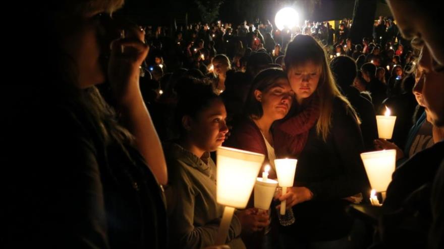 Estadounidenses sostienen velas durante una vigilia en Roseburg, en el estado de Oregón (oeste de EE.UU.).