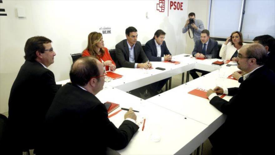 Reunión del secretario general del Partido Socialista Obrero Español (PSOE), Pedro Sánchez (centro), con los dirigentes regionales del partido, 11 de noviembre de 2015.