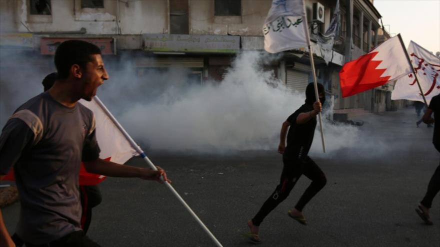 Fuerzas bareiníes lanzan gases lacrimógenos contra manifestantes pacíficos. 