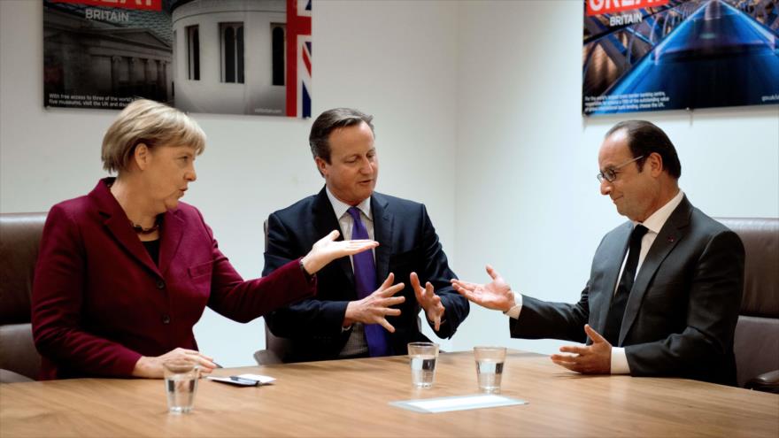 La canciller alemana, Angela Merkel (izda.), reunida con el primer ministro británico, David Cameron (centro) y el presidente francés, François Hollande, 15 de octubre de 2015.