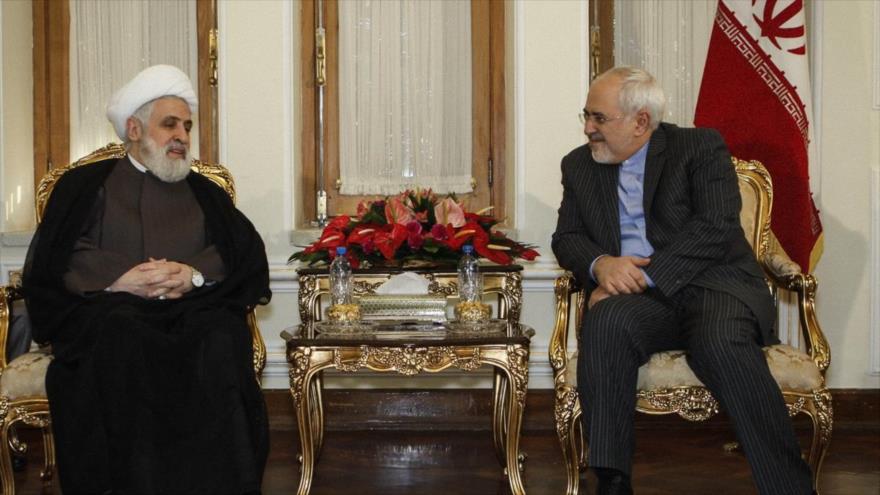El vicesecretario general de Hezbolá, el sheij Naim Qasem, se reúne con el canciller iraní, Mohamad Yavad Zarif, en Teherán, 27 de diciembre de 2015.