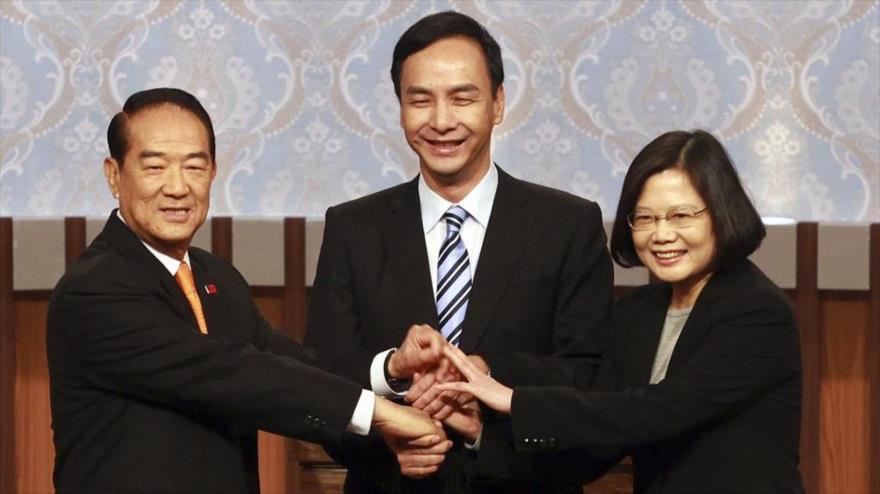 Los candidatos a las elecciones presidenciales de Taiwán: James Soong (izda.), del Primer Partido Popular; Eric Chu (centro), del Partido KMT; y Tsai Ing-wen del Partido Progresista, antes de comenzar su primer debate televisado en Taipéi, capital taiwanesa. 27 de diciembre de 2015