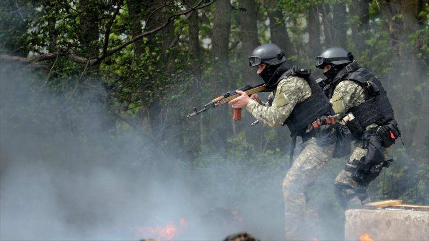 Fuerzas ucranianas en operativo en el este de Ucrania.