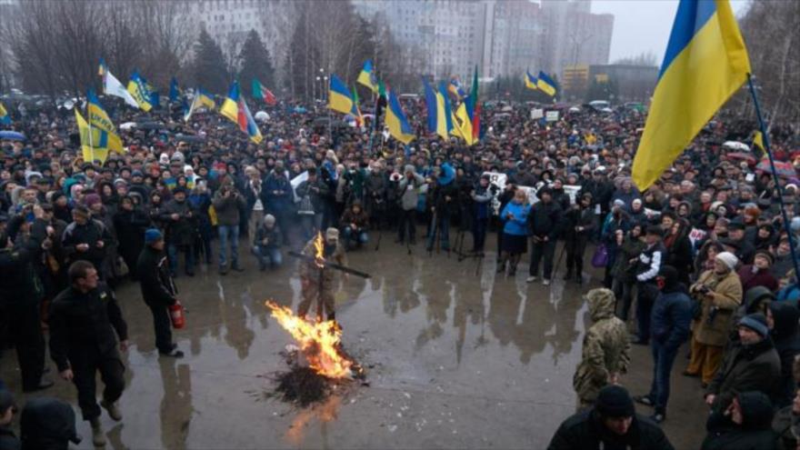 Manifestantes queman la efigie de Yuri Vilkul, elegido como alcalde, durante una manifestación en la ciudad de Krivoy Rog, Ucrania, 29 de noviembre de 2015.
