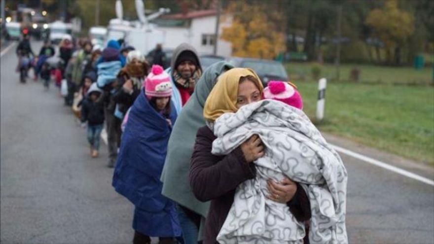 Un grupo de inmigrantes caminan tras cruzar la frontera entre Alemania y Austria en Passau (Alemania).