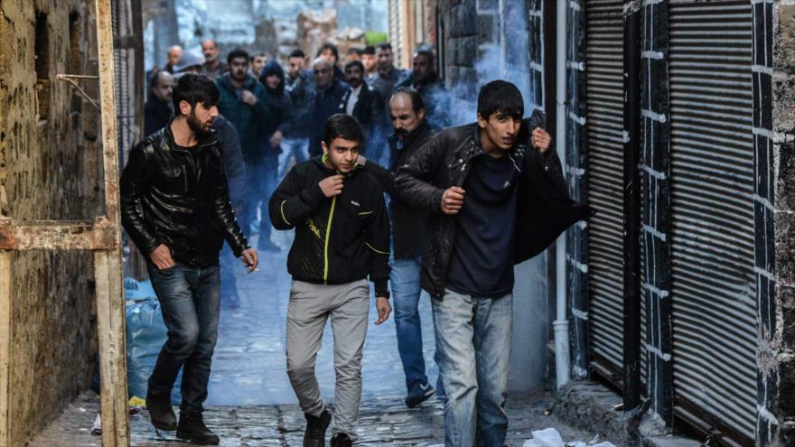 Policía antidisturbios turca usa gases lacrimógenos para dispersar a los manifestantes durante una protesta en el casco histórico Sur, en Diyarbakir (sureste de Turquía), 24 de diciembre de 2015