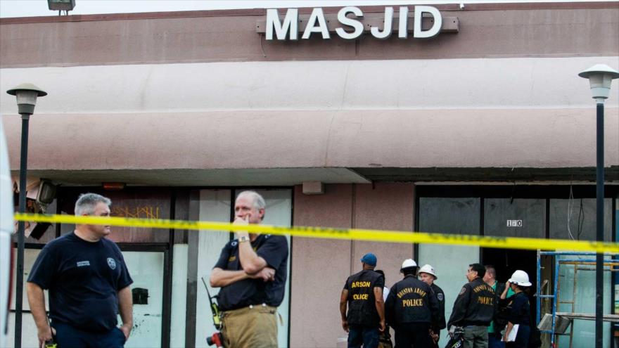 Policía bloquea el paso a una mezquita donde ocurrió un incendio, presuntamente provocado, en Texas, sur de EE.UU.