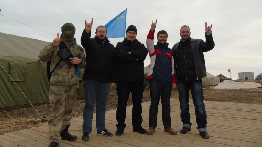 El autodenominado líder de los tártaros de Crimea, Lenur Islyamov (centro), con los “Lobos de Turquía”, una organización paramilitar de extrema derecha ligada al Partido del Movimiento Nacionalista Turco (MHP).