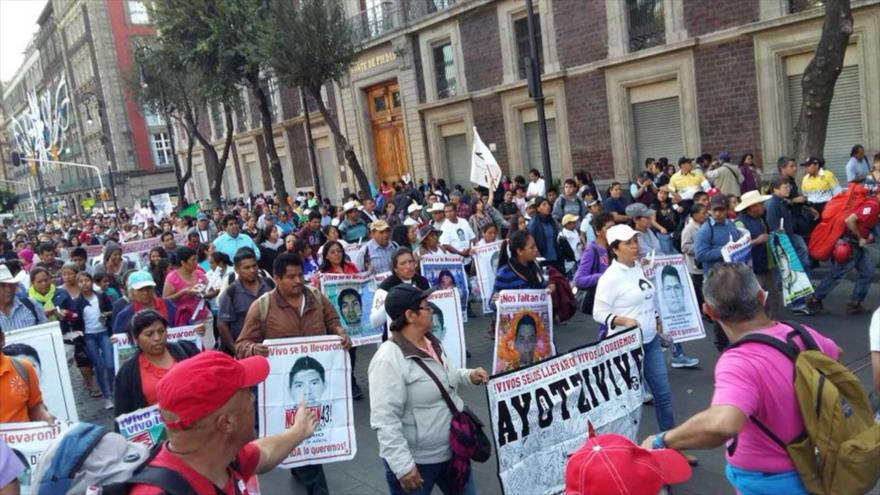 Los padres de los 43 estudiantes de Ayotzinapa con motivo de los 15 meses de la desaparición de los normalistas, realizaron una marcha en la capital Ciudad de México. 27 de diciembre 2015
