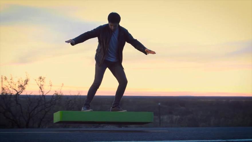 ¿Alguna vez habéis visto una patineta voladora?