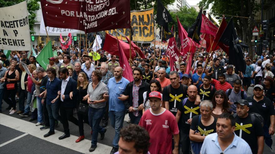 Argentinos se manifiestan en la Plaza de Mayo de Buenos Aires contra las políticas del presidente Mauricio Macri. 22 de diciembre de 2015