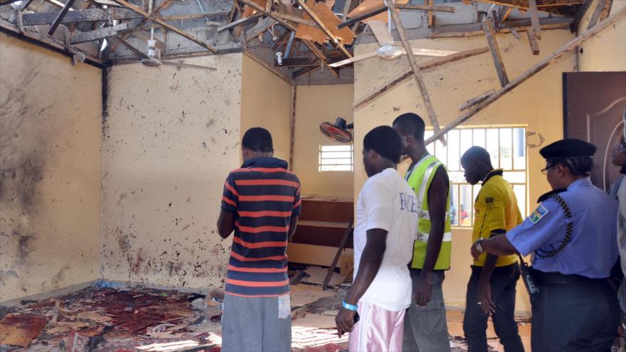 Algunos residentes se congregan en una mezquita en Maiduguri, capital del estado Borno, en el noreste de Nigeria, que fue blanco de un ataques terrorista, 21 de septiembre de 2015.
