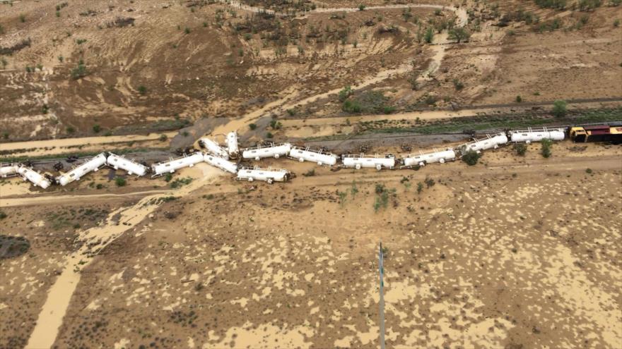 Un tren cargado con 200.000 litros de ácido sulfúrico se ha descarrilado en el noreste de Australia, 27 de diciembre de 2015.