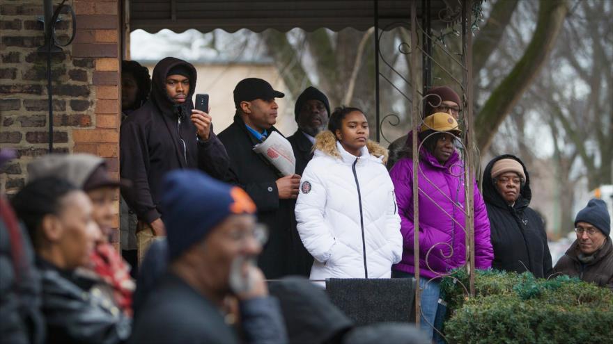 Estadounidenses realizan una vigilia por la muerte de dos afrodescendientes a manos de un agente de policía en Chicago, centro-este de EE.UU., 27 de diciembre de 2015.