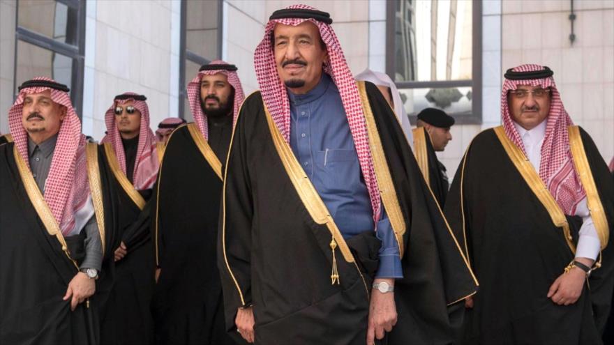 El rey saudí Salman bin Abdulaziz Al Saud (centro), el príncipe heredero y ministro del Interior, Mohamad bin Nayef (dcha.) y el ministro de Defensa, Mohamed bin Salman (3º izqda.)