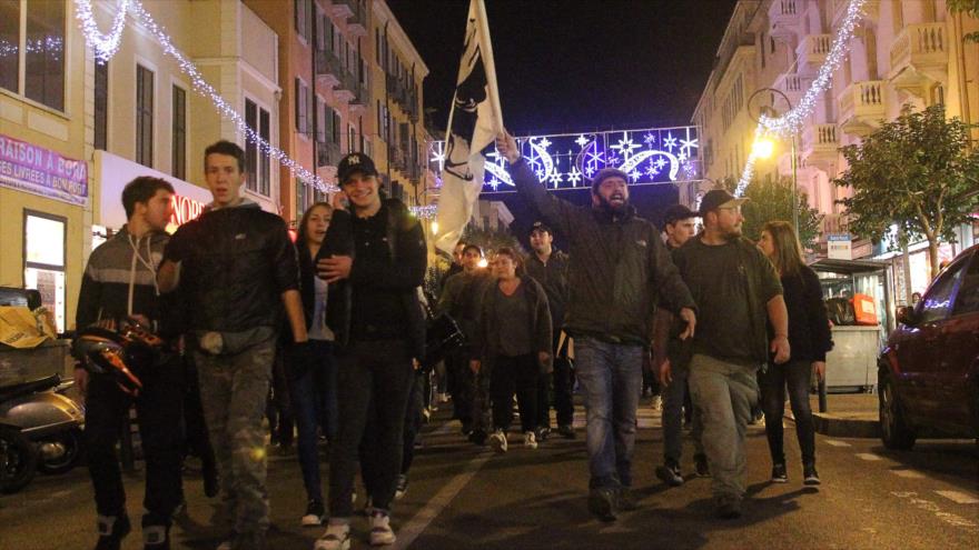 Franceses protestan contra la comunidad árabe en la isla de Córcega, 27 de diciembre de 2015.