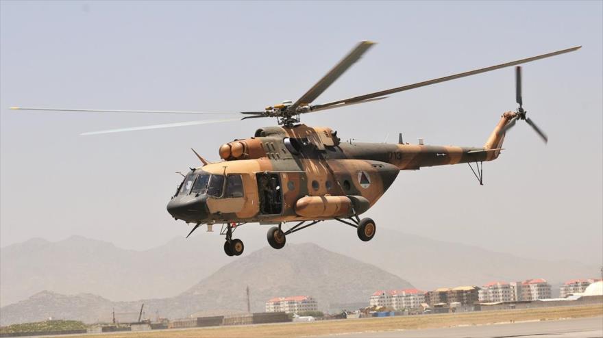 Un helicóptero modelo Mi-17 del las Fuerzas Aéreas de Afganistán despega del Aeropuerto Internacional de Kabul (capital afgana).