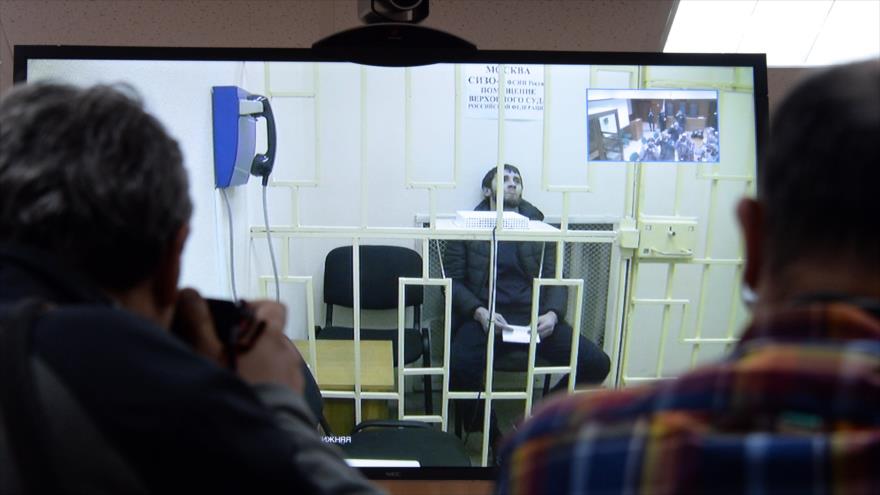 Zaur Dadayev, acusado del asesinato del opositor ruso Boris Nemtsov, se ve en una pantalla dentro de la jaula en el tribunal del distrito Basmanny en Moscú (capital rusa), 08 de marzo de 2015.
