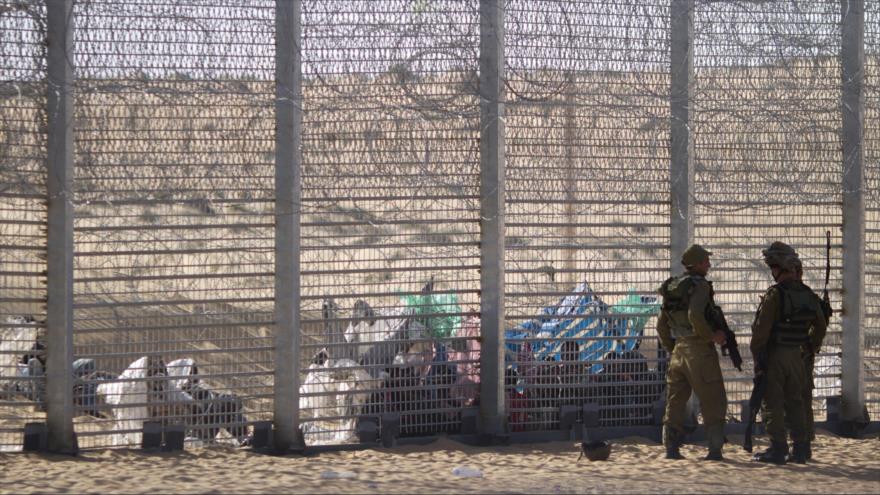 Soldados israelíes montan guardia cerca de la valla fronteriza que separa Egipto de los ocupados territorios palestinos, 4 de septiembre de 2012.