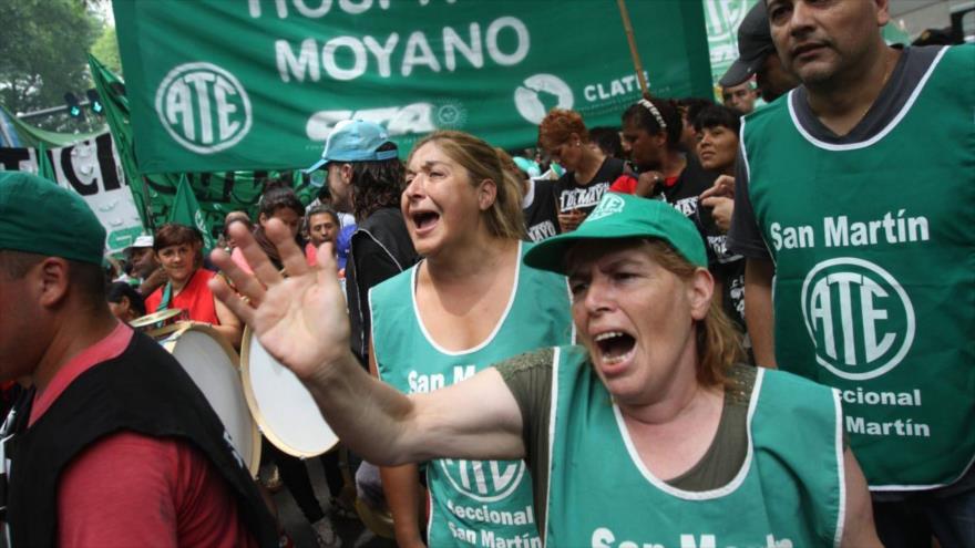 Trabajadores estatales marcharon hasta el Ministerio de Trabajo en reclamo de un bono de fin de año al Gobierno y el reclamo de la estabilidad laboral, Argentina, 29 de diciembre de 2015.