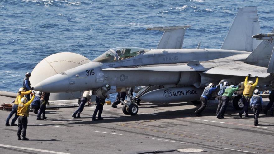 Un F/A-18 a bordo del portaviones USS George H.W. Bush se prepara para una misión.