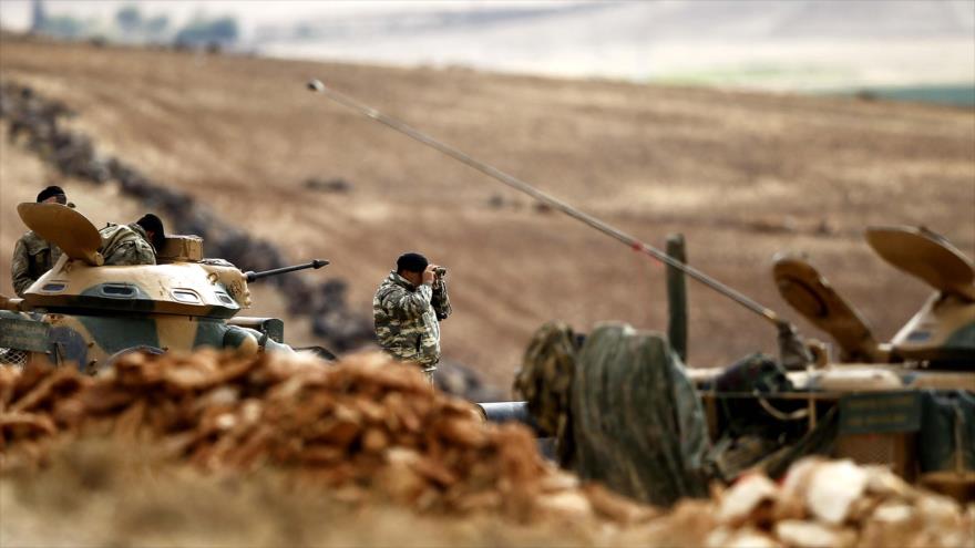 Soldados turcos cerca de la frontera siria a unos kilómetros de la ciudad siria de Kobani.