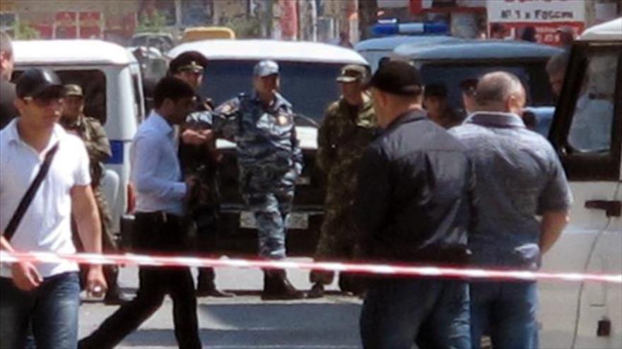 Investigadores que trabajan en el lugar de la explosión de una bomba a pie de calle en Makhachkala, capital de la región de Daguestán volátil de Rusia.