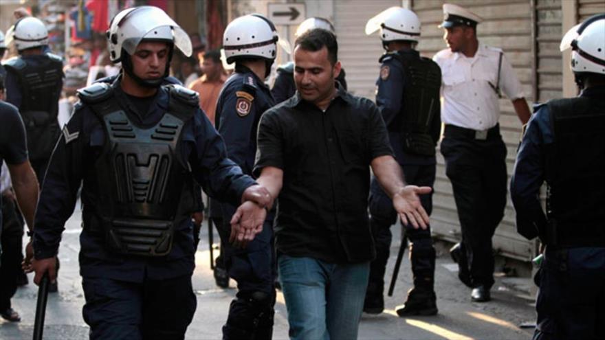 Un policía bareiní detiene a un manifestante durante una protesta antigubernamental.