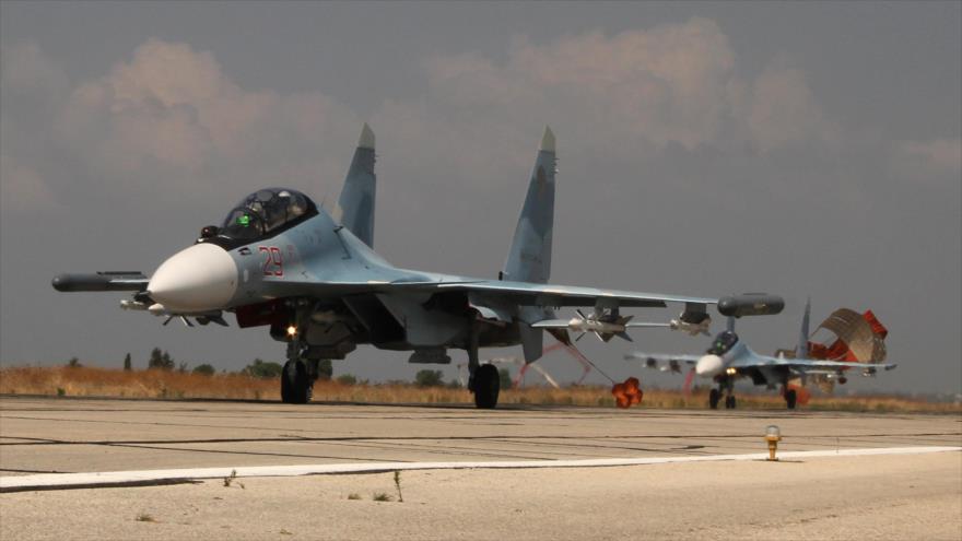 Cazas rusos tipo Su-30 aterrizan en la base aérea de Hmeimim, en Latakia (oeste de Siria).