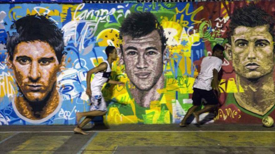 Retratos de futbolistas Lionel Messi (izda), Neymar (centro) y Cristiano Ronaldo (dcha.)