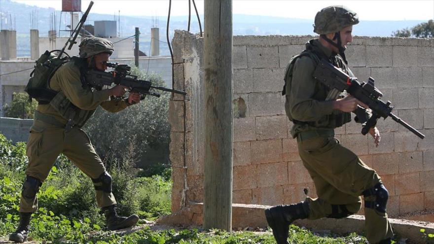 Dos soldados israelíes van a reprimir una protesta en la Franja de Gaza, 25 de diciembre de 2015.