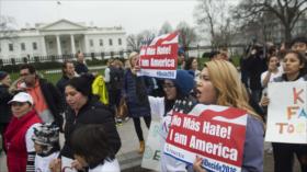 Migrantes protestan frente a Casa Blanca contra deportaciones