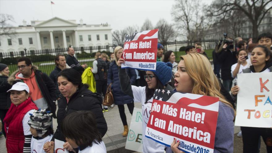 Migrantes, refugiados y activistas se congregan frente a la Casa Blanca en protesta contra las políticas de deportación de la Administración de Obama, 30 de diciembre de 2015.
