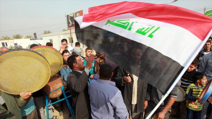Residentes desplazados de la ciudad de Ramadi, alojados en un campamento de refugiados en la capitalina ciudad de Bagdad, celebran la liberación de su urbe de manos de los terroristas takfiríes, 29 de diciembre de 2015.