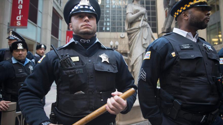 Agentes de la Policía montan guardia frente al edificio de la Junta de Comercio de Chicago durante una manifestación contra el alcalde de la ciudad, Rahm Emanuel. 9 de diciembre de 2015