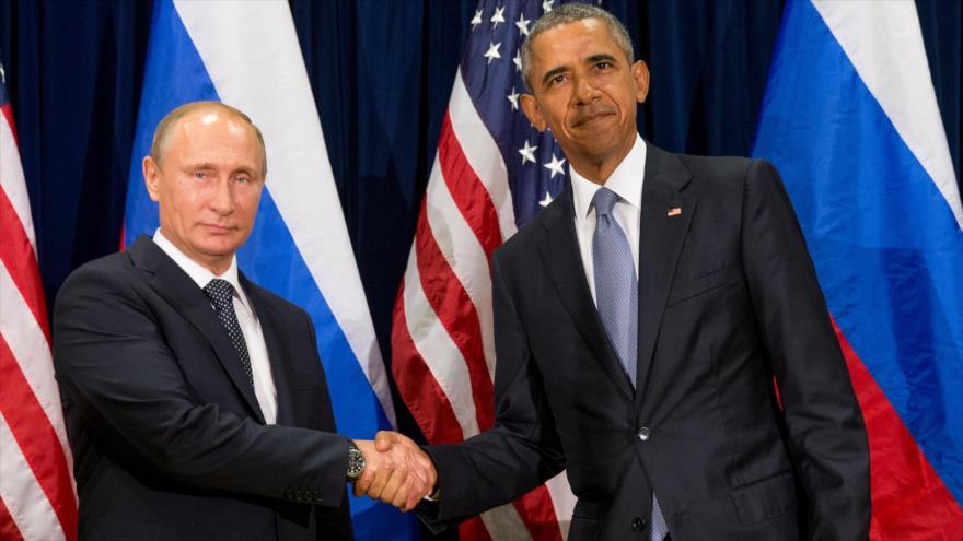 El presidente de Rusia, Vladimir Putin (izda.), estrecha la mano de su homólogo estadounidense, Barack Obama, en la sede de la ONU, en Nueva York.
