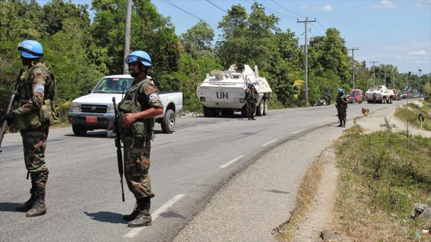 Agentes de la MINUSTAH desplegados en la Ruta Nacional número 6 de Haití.